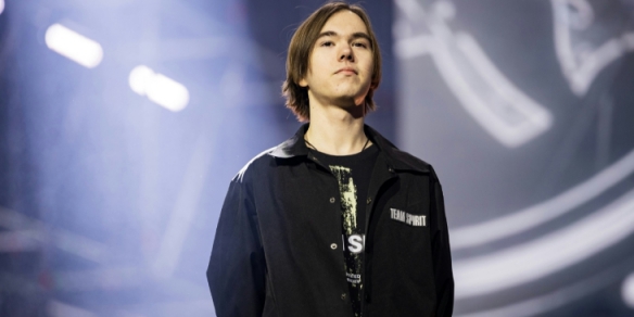 LNG Esports 模仿职业选手 knight 和 Alola 努力学习。 Bilibili Gaming 在第一场比赛中击败了 LNG Esports 。